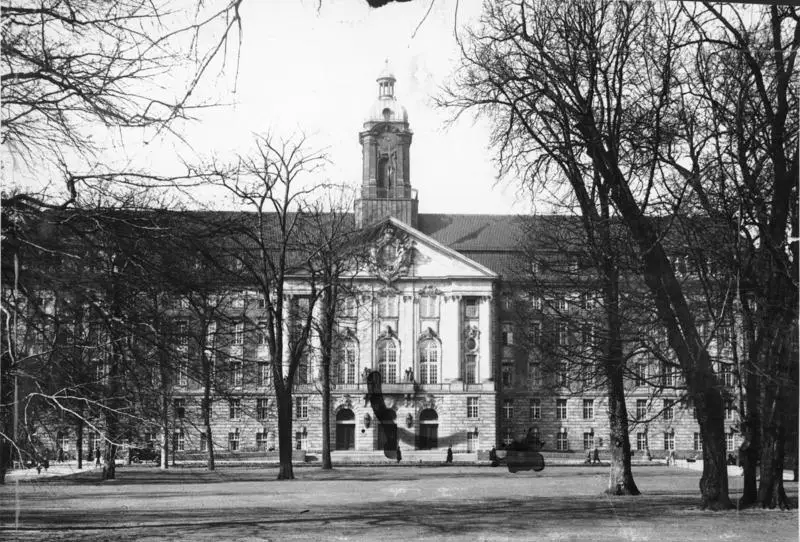 A large neo-baroque court building with a central portico seen across a street.